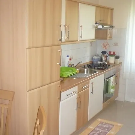 In 27400 Apartment